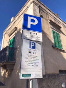 cartello parcheggi a pagamento