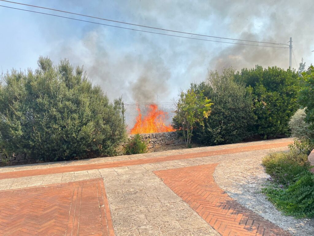 Incendio alla periferia di Cisternino