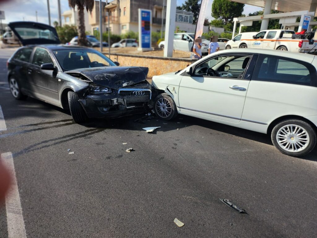 Incidente all'ingresso di Cisternino: coinvolte fino a cinque auto, due persone al Perrino per accertamenti.