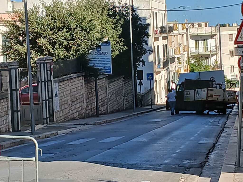 Camion dei rottami bloccato