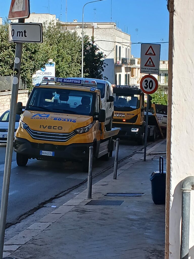 Camion dei rottami bloccato