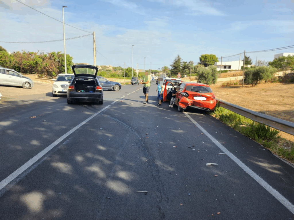 Incidente all'ingresso di Cisternino: coinvolte fino a cinque auto, due persone al Perrino per accertamenti.
