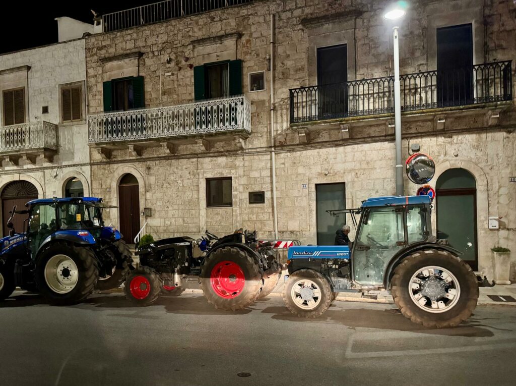 Trattori in sosta a Cisternino