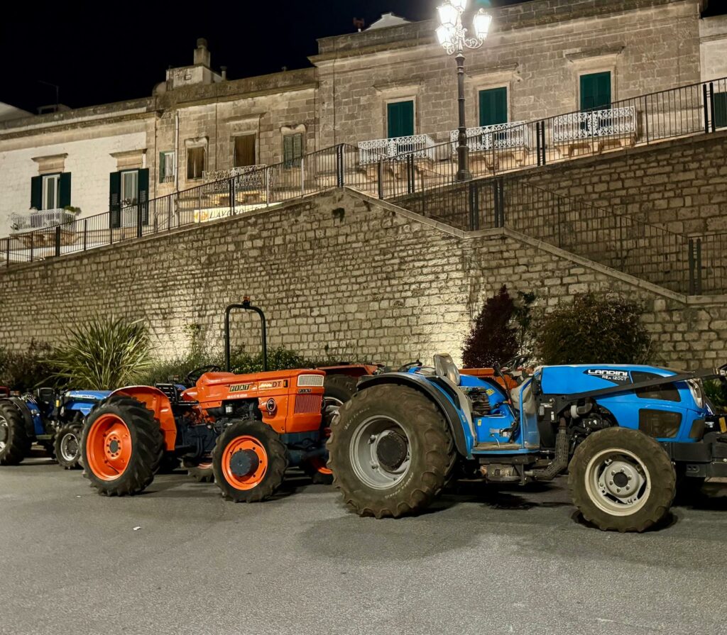Trattori in sosta a Cisternino