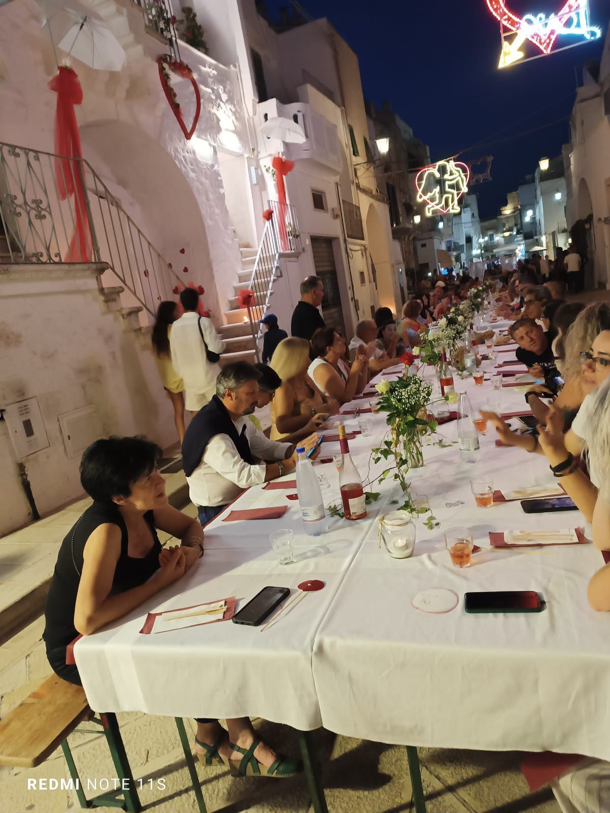 Il borgo si veste d’amore. E lo fa insieme.