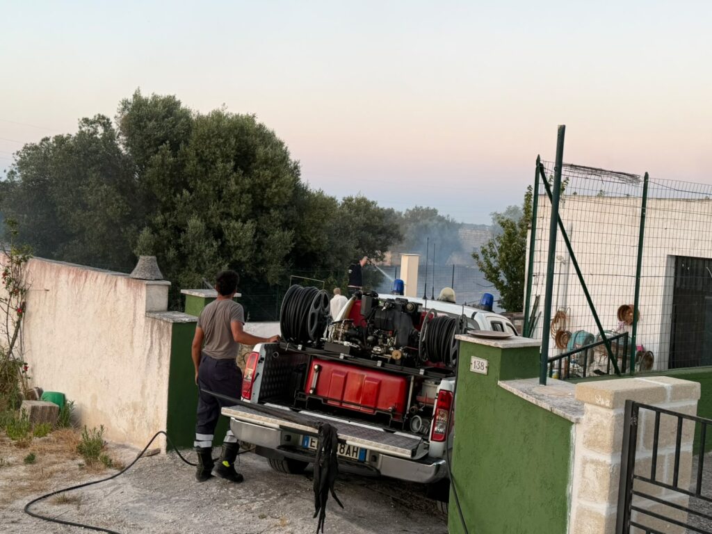 Incendio di sterpaglie a Cisternino