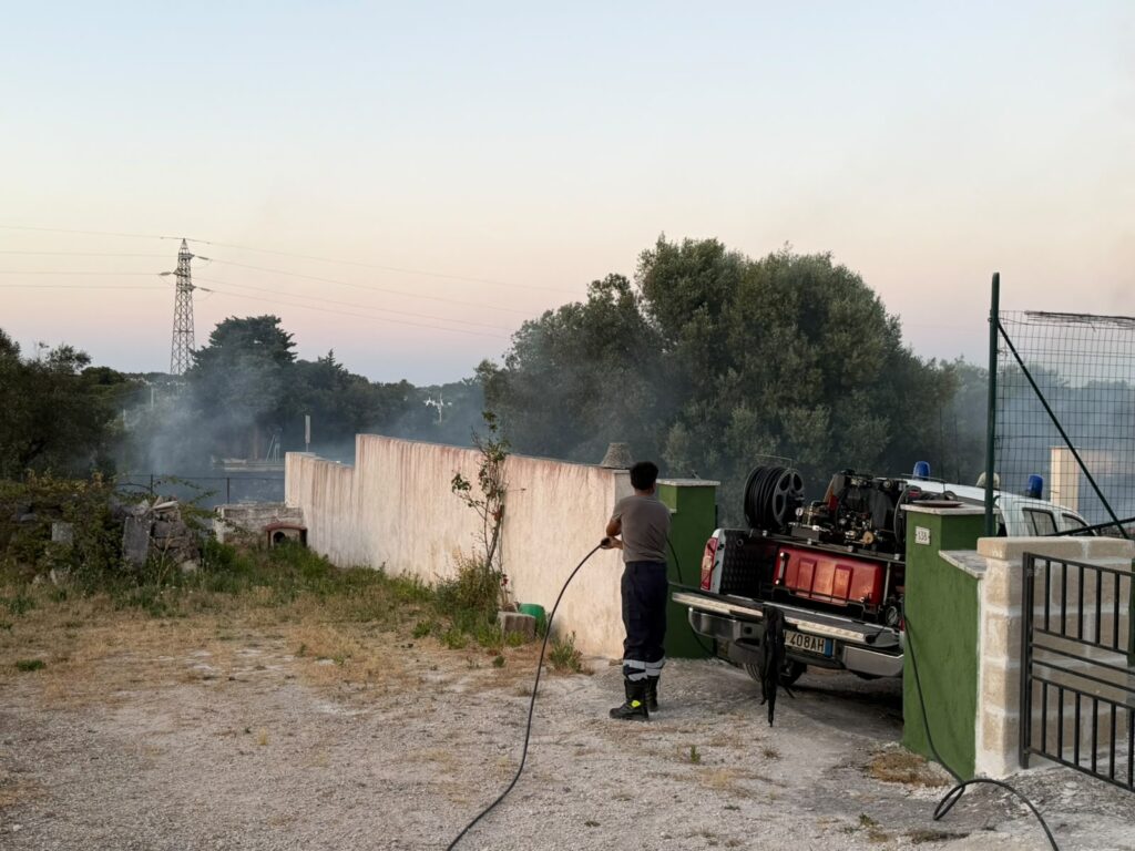 Incendio di sterpaglie a Cisternino