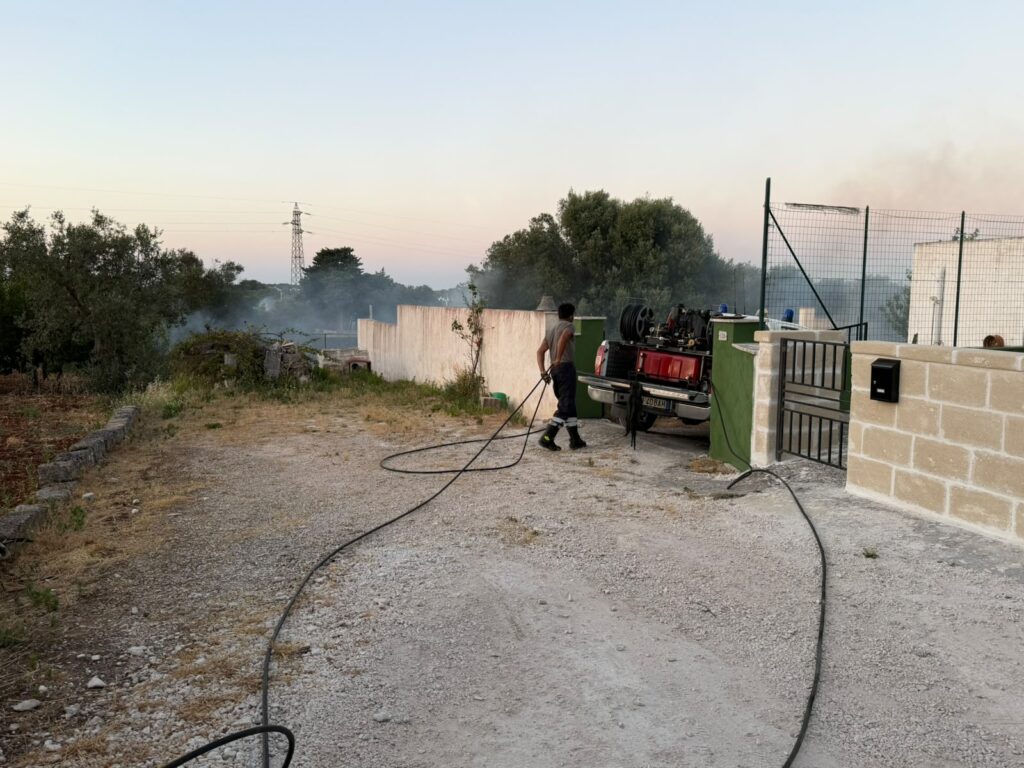 Incendio di sterpaglie a Cisternino